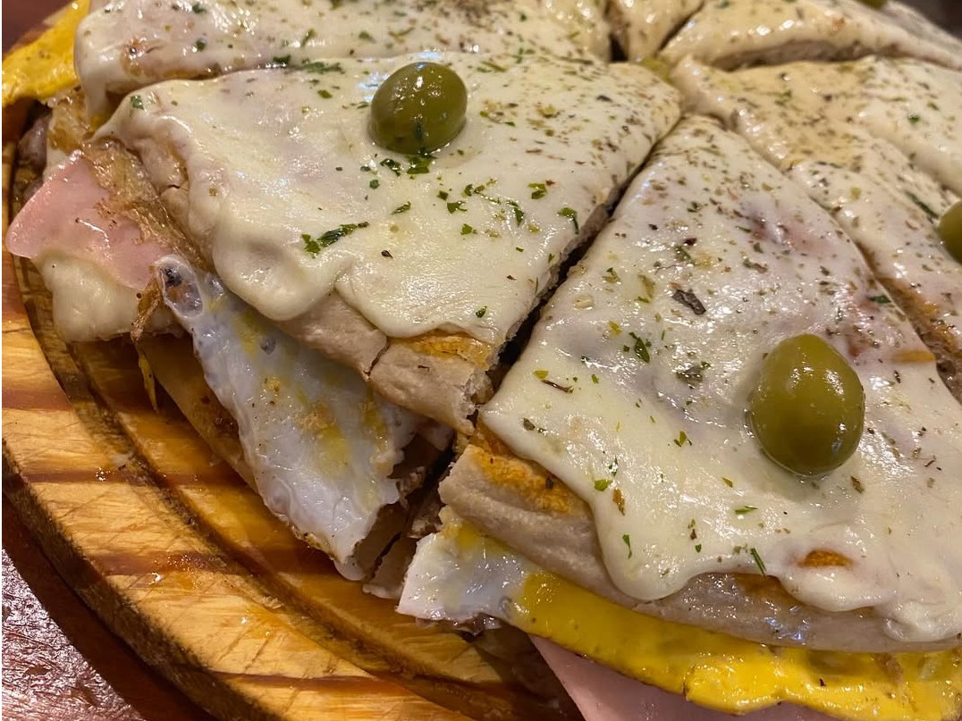 Lomopizza completo + porcion grande de papas fritas