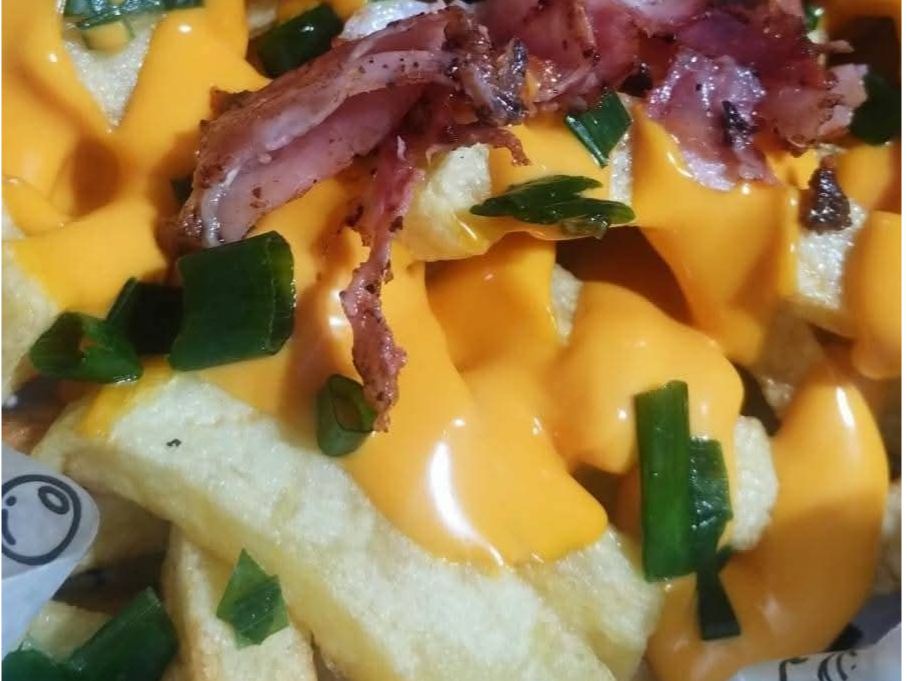 Papas con cheddar y verdeo!