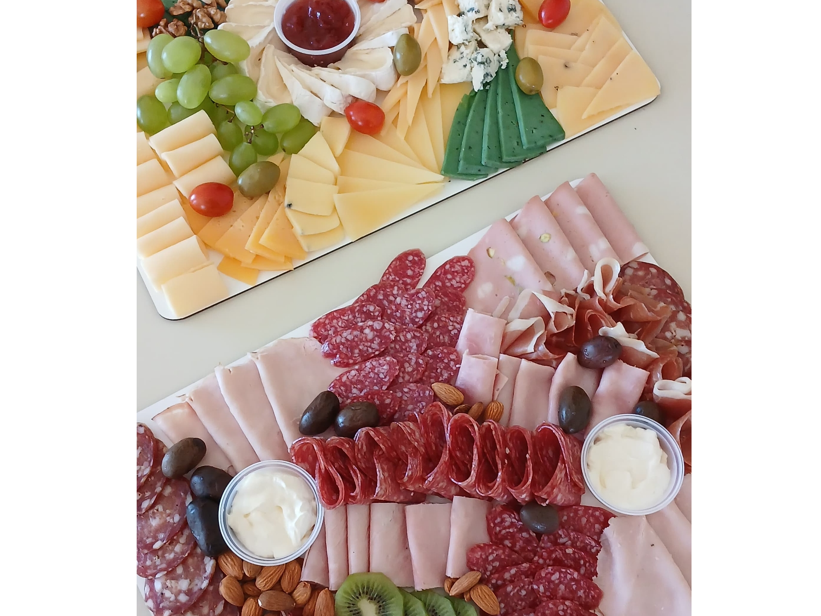 Picada Gourmet de Fiambres y Quesos Premium + Box Panificados