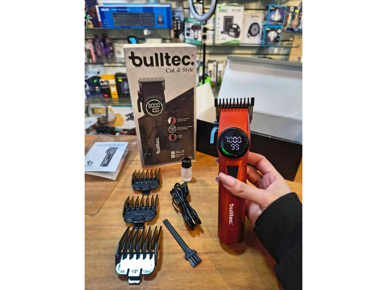 corta pelo bulltec recargable display bateria bt 1793 negro y rojo