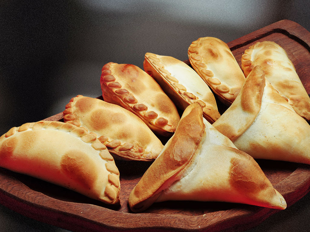1 Docena de empanadas " SABORES DE LA CASA" + 2 salsas de Maja Morena - Carlos Paz