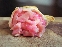Jamón, muzzarella, ananá y cerezas