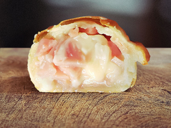 Jamón y muzzarella.