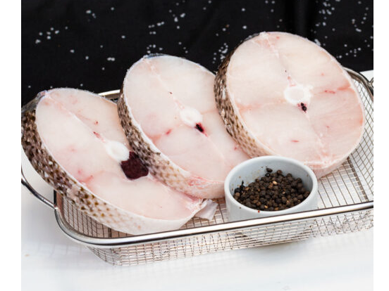 Salmón blanco en rodajas