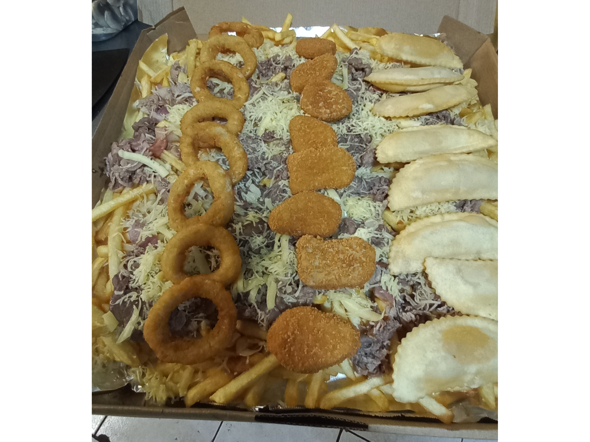 Tabla La+k (papasfritas,carne vacuno,carne cerdo,pollo,champiñon,tocino, Queso.8Emp.Queso,8aros cebolla,8,Nuggets y bebidas 1.5