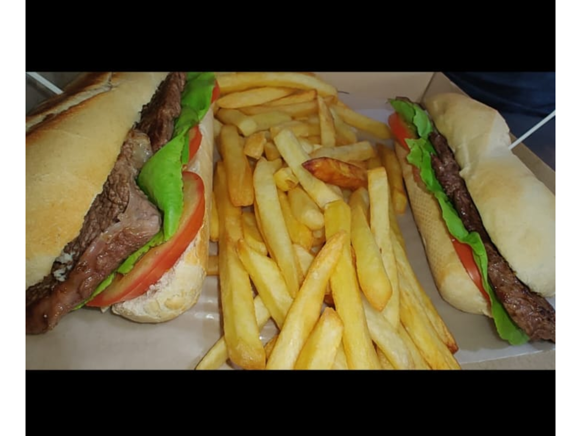 Caja de 2 sandwich de lechuga y tomate con papas fritas