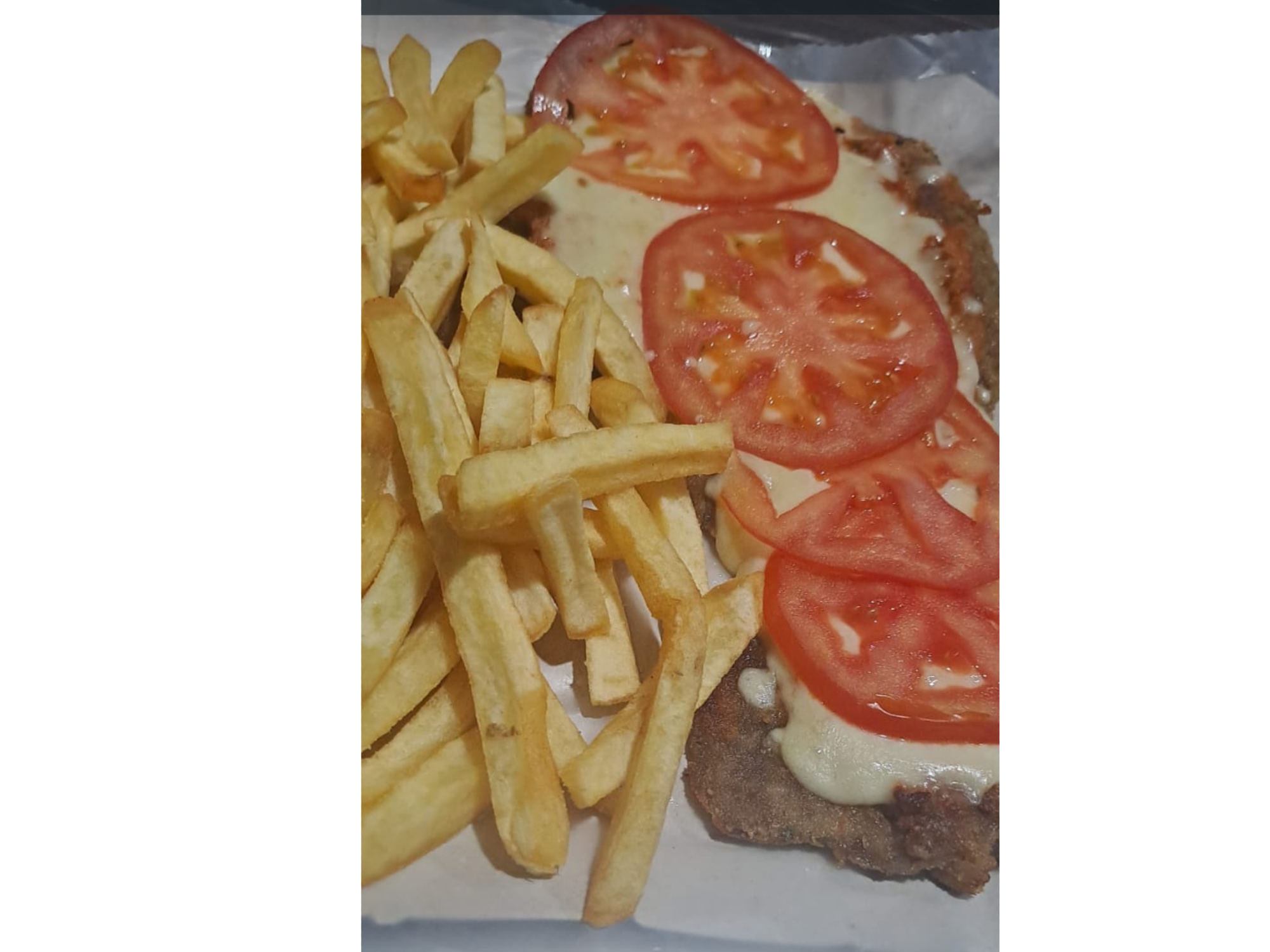 Milanesa napolitana con tomates y papas fritas