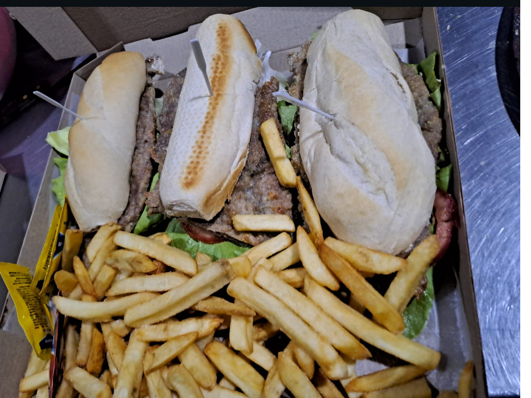 Caja de 3 sandwich de milanesa de carne con lechuga y  tomate + papas fritas