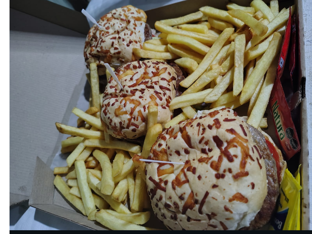 1 caja de 3 hamburguesas con lechuga y tomates más papas fritas