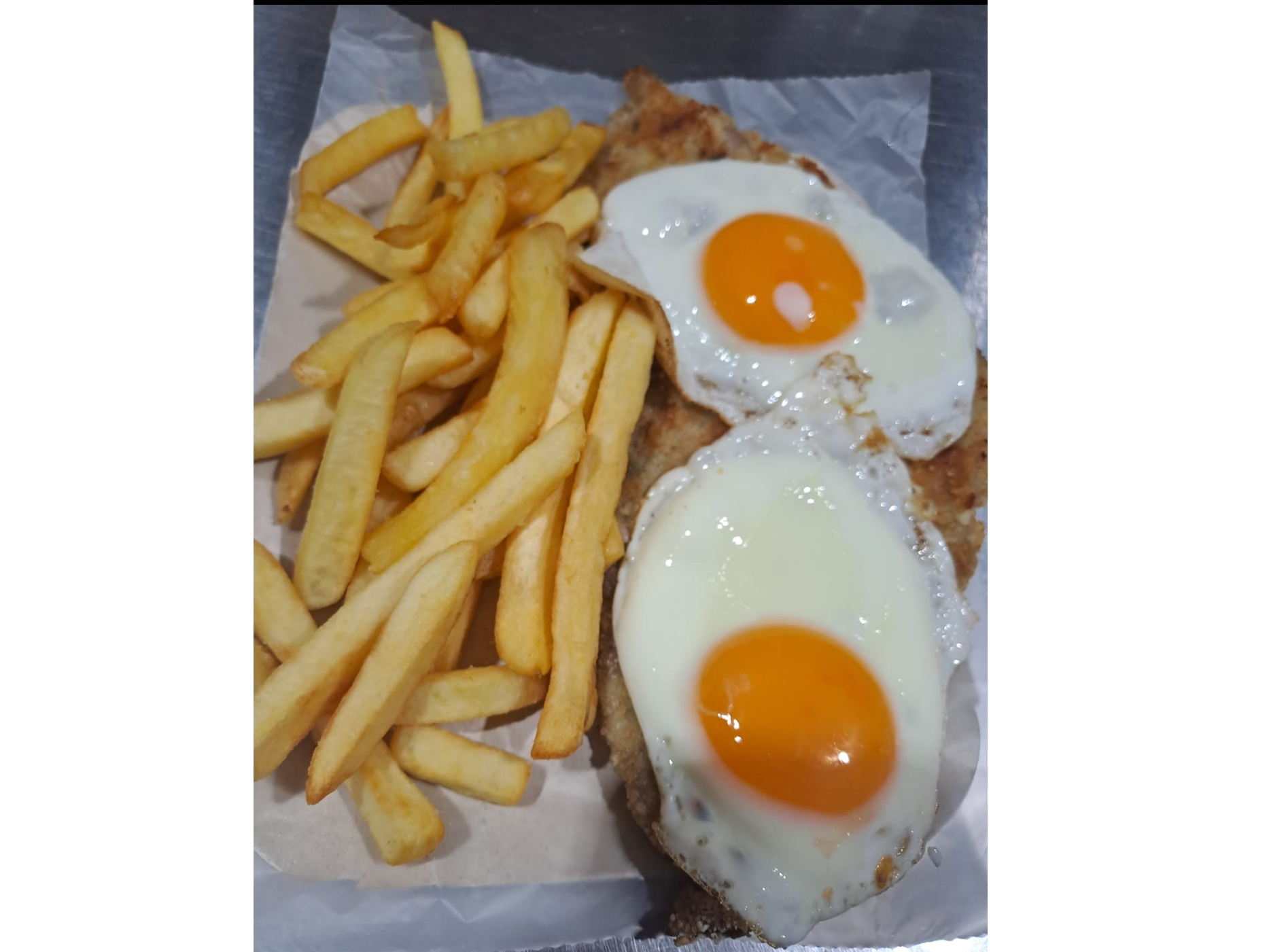 Milanesa a caballo con fritas