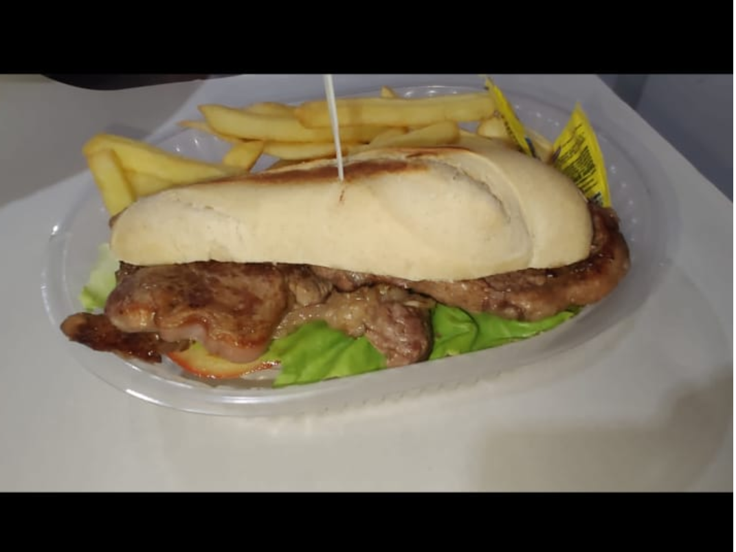 Sandwich de lomito con lechuga y tomate + papas fritas