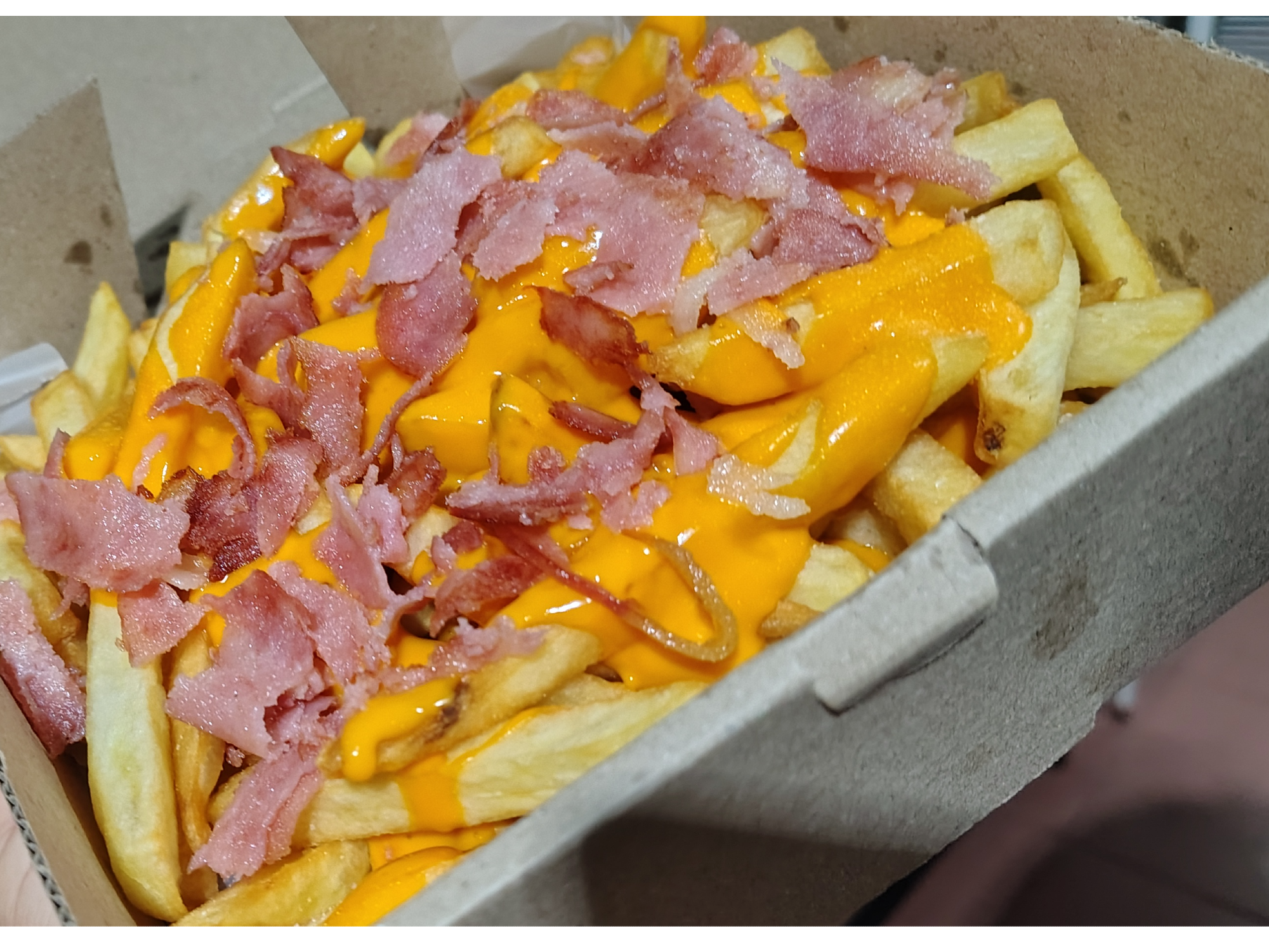 Papas fritas con cheddar y panceta
