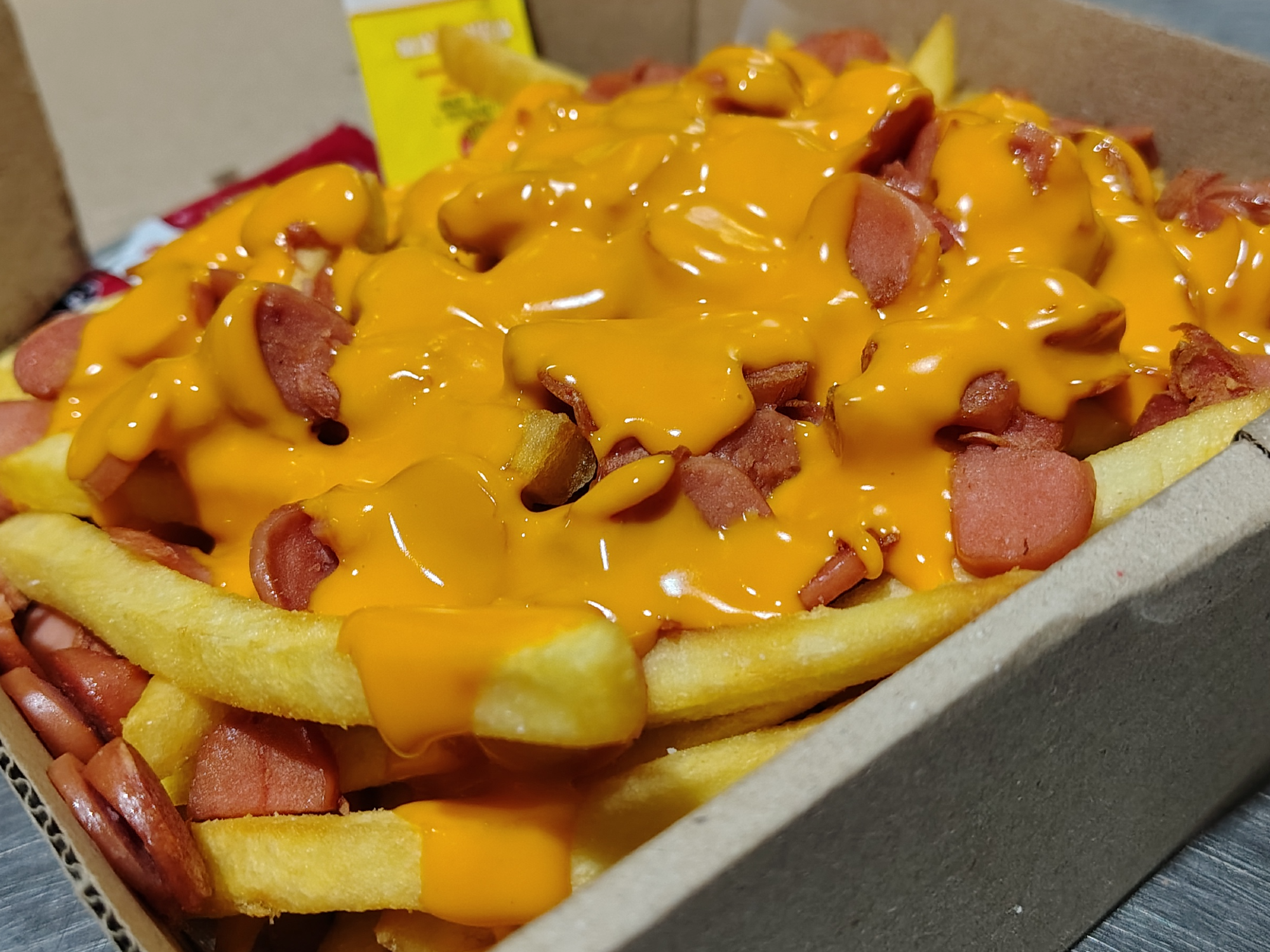 Papas con salchichas y cheddar