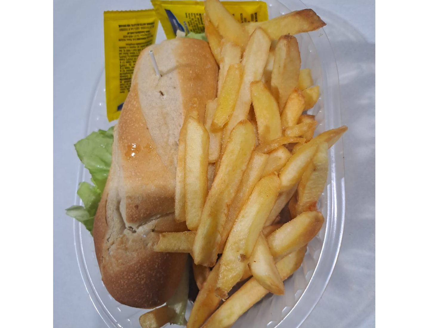 Sandwich de milanesa de carne con jamón y queso más papas