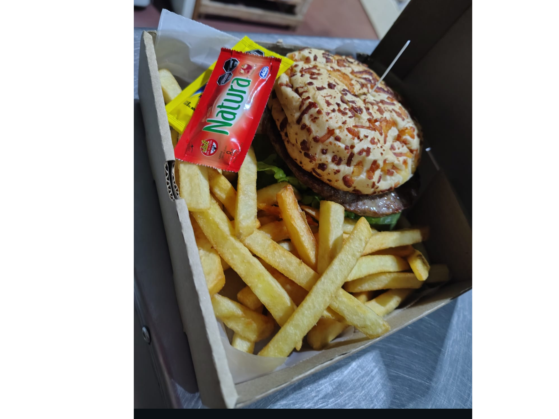 Hamburguesa con pan de queso lechuga,tomate + papas fritas