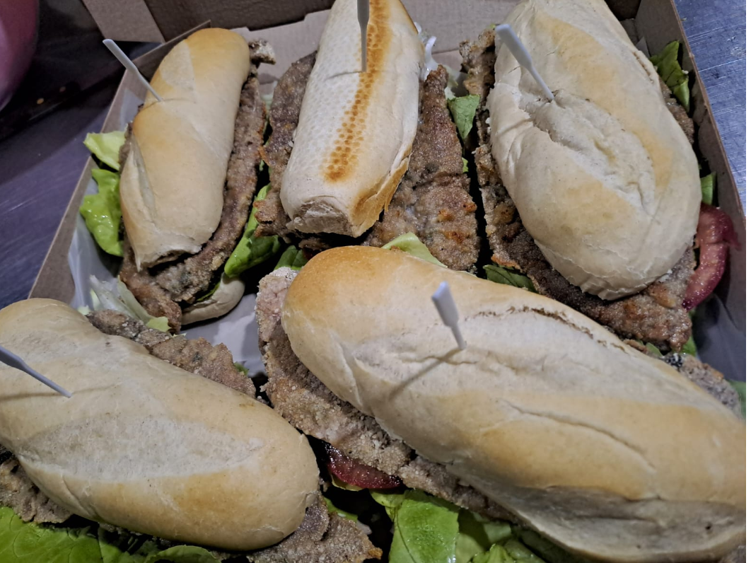 Caja de 5 sandwich de milanesa de carne con lechuga y tomate sin papas