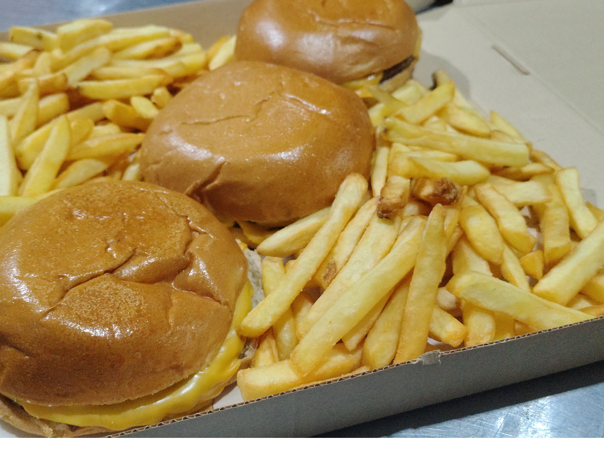 Caja de3 hamburguesas con cheddar+ papas fritas