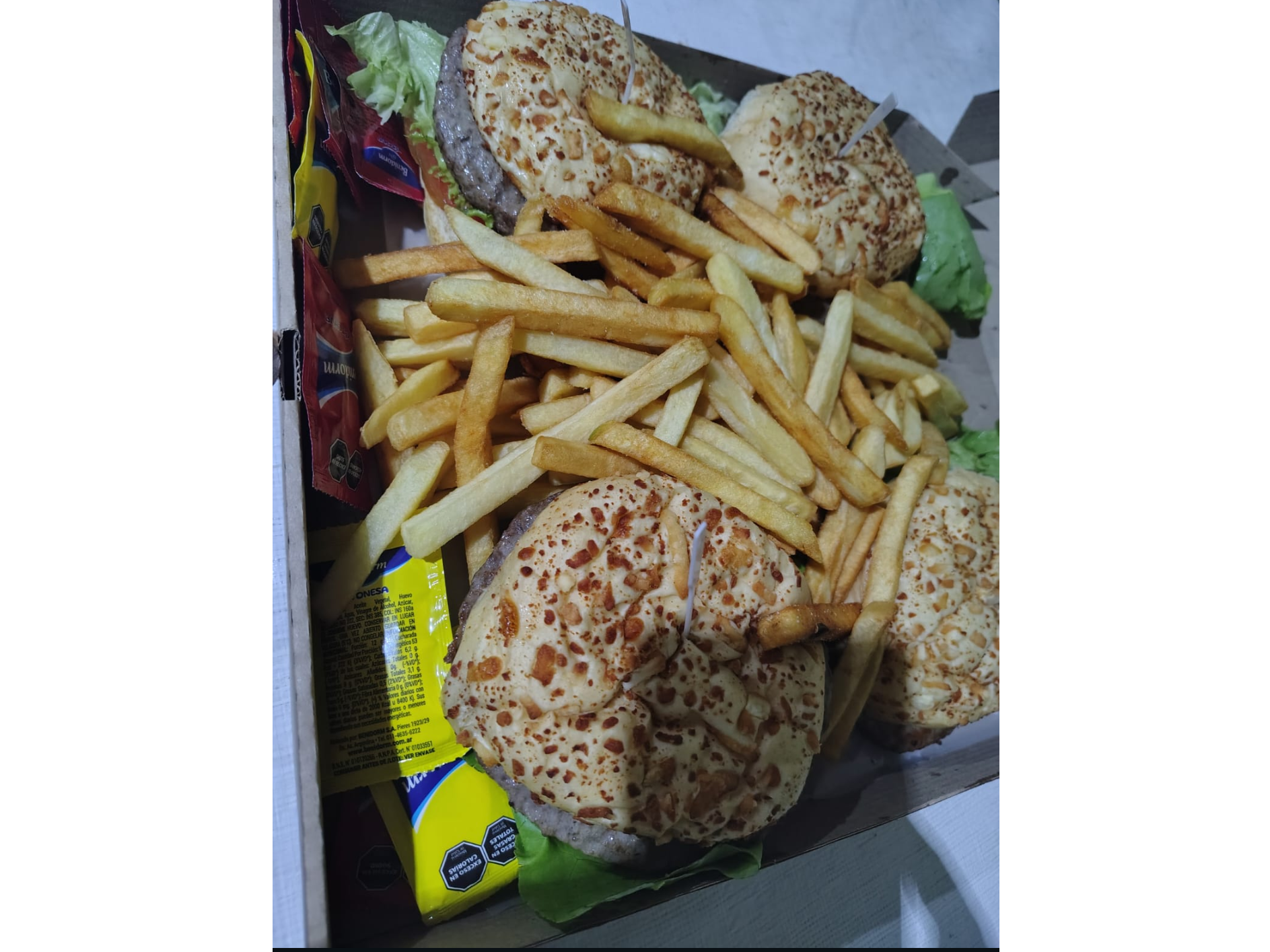 Caja de 4 hamburguesas de lechuga y tomate+ papas fritas