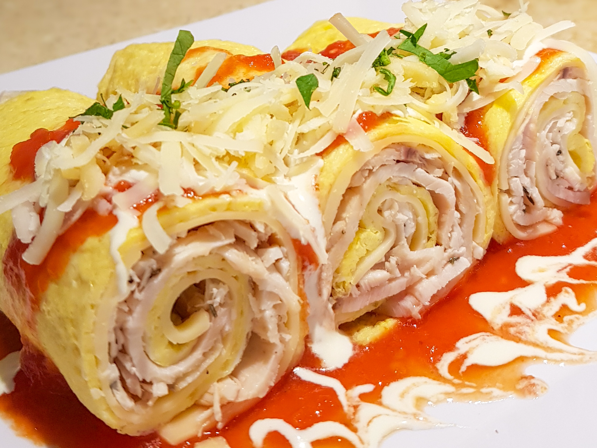 OMELLETE, ROLL, POLLO Y QUESO