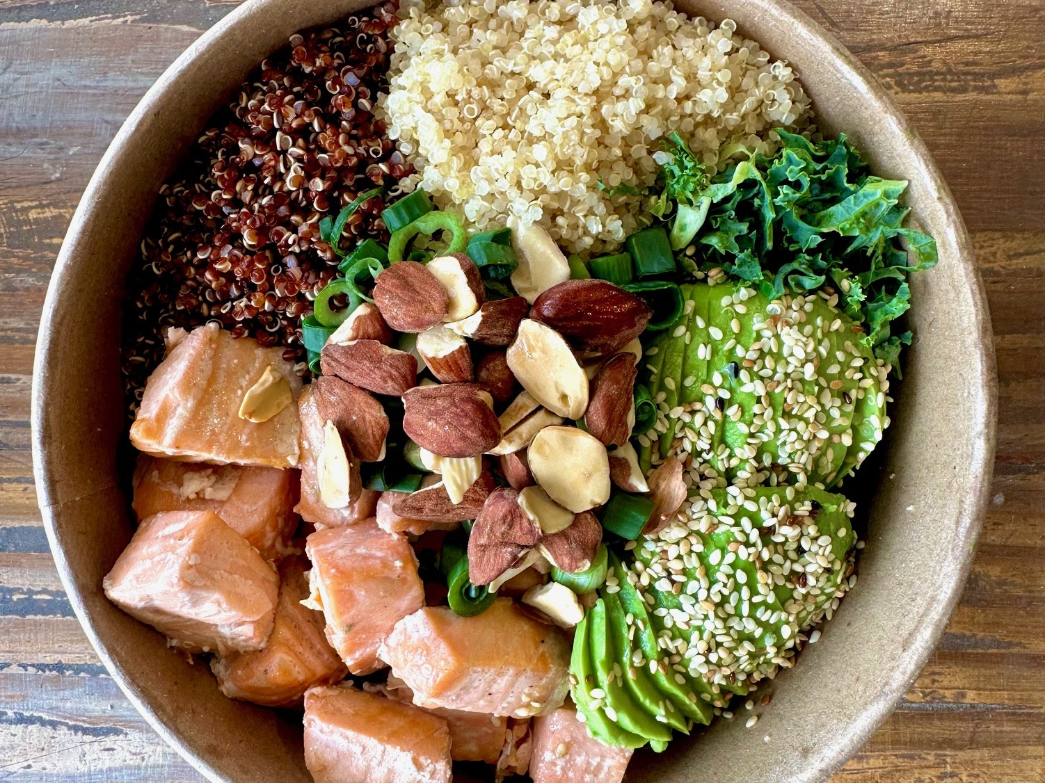 ENSALADA DE SALMÓN (QUINOA, KALE Y PALTA)