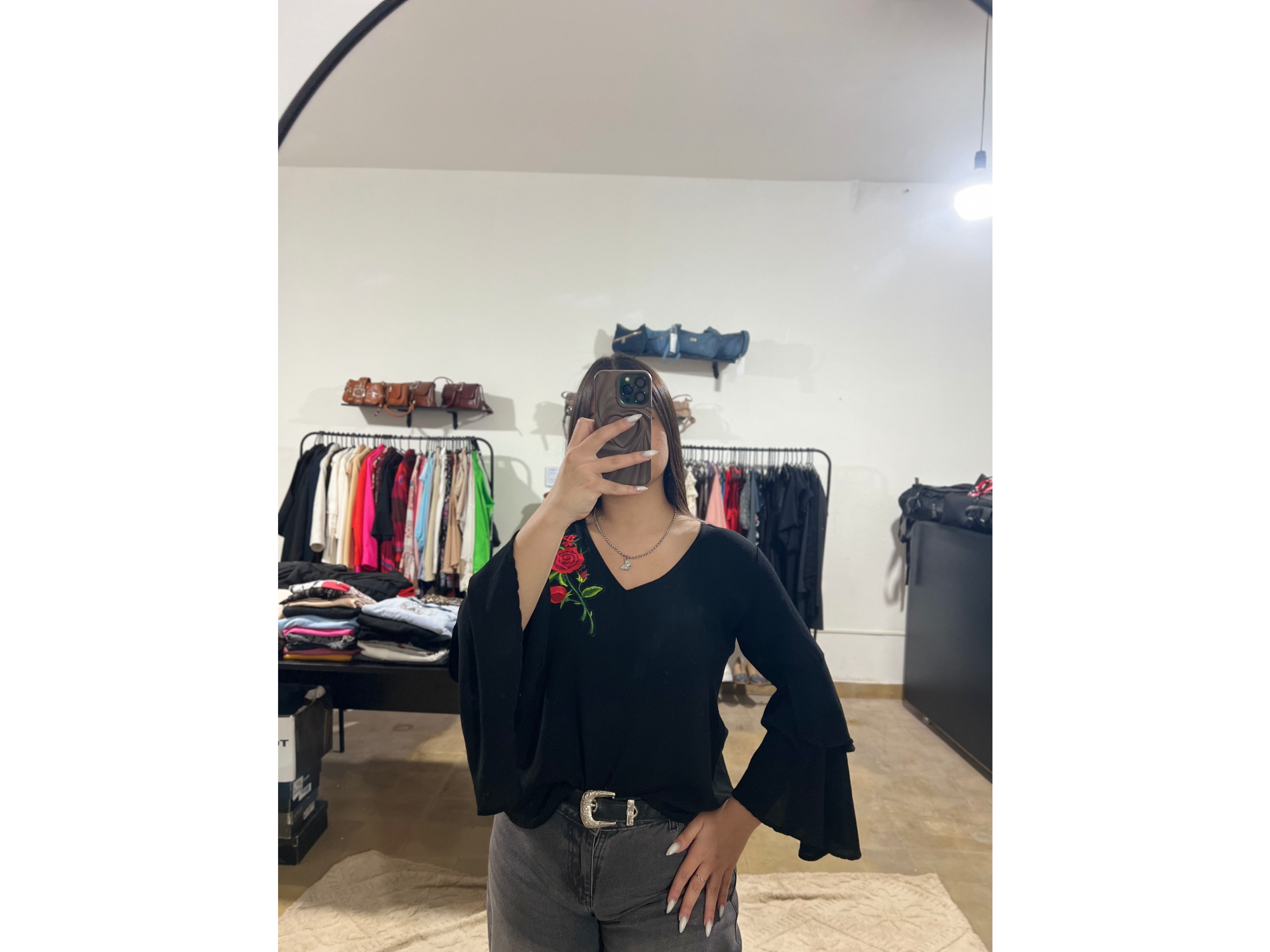 Blusa negra floreada
