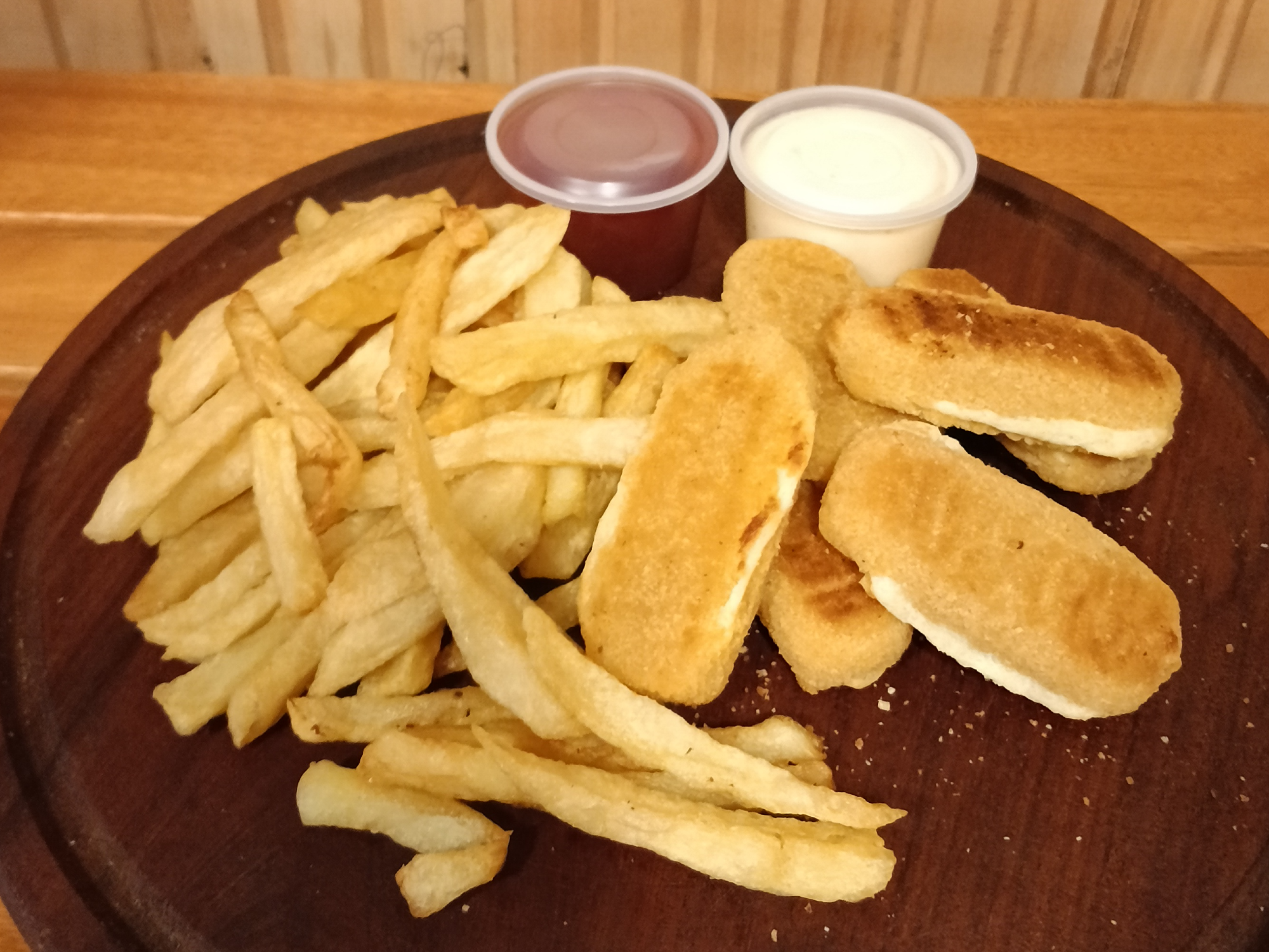 BASTONES DE MUZZARELLA + PAPAS FRITAS
