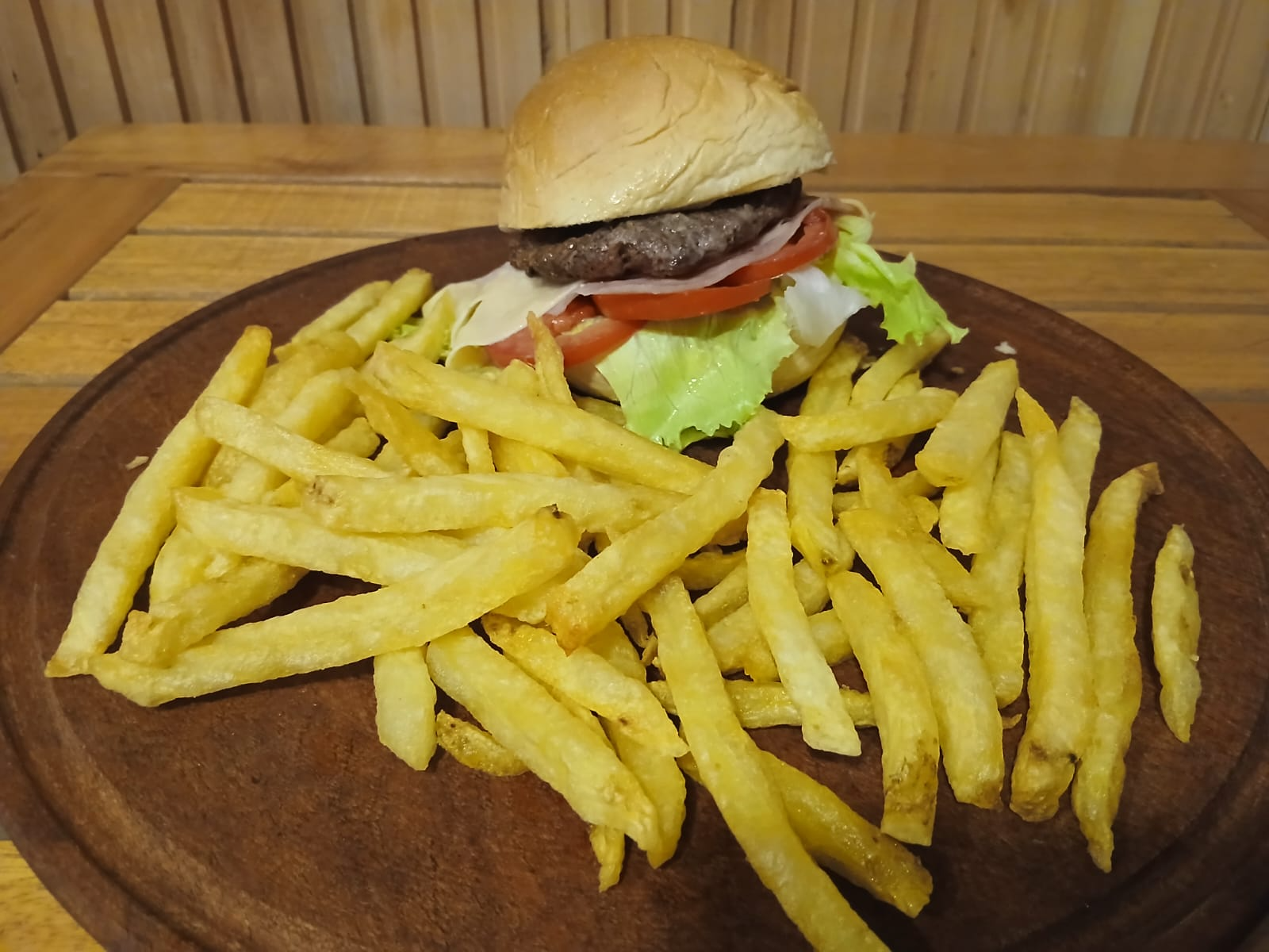 HAMBURGUESA  COMPLETA + PAPAS FRITAS