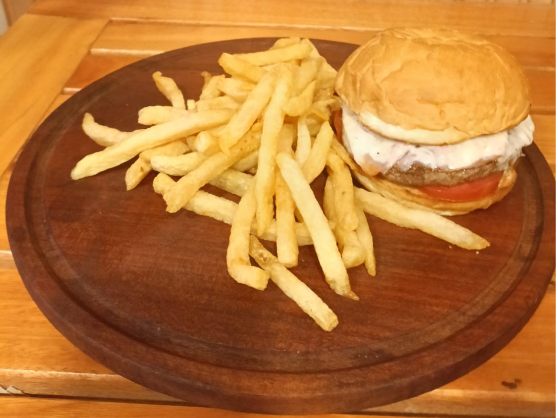 HAMBURGUESA CON ROQUEFORT + PAPAS FRITAS