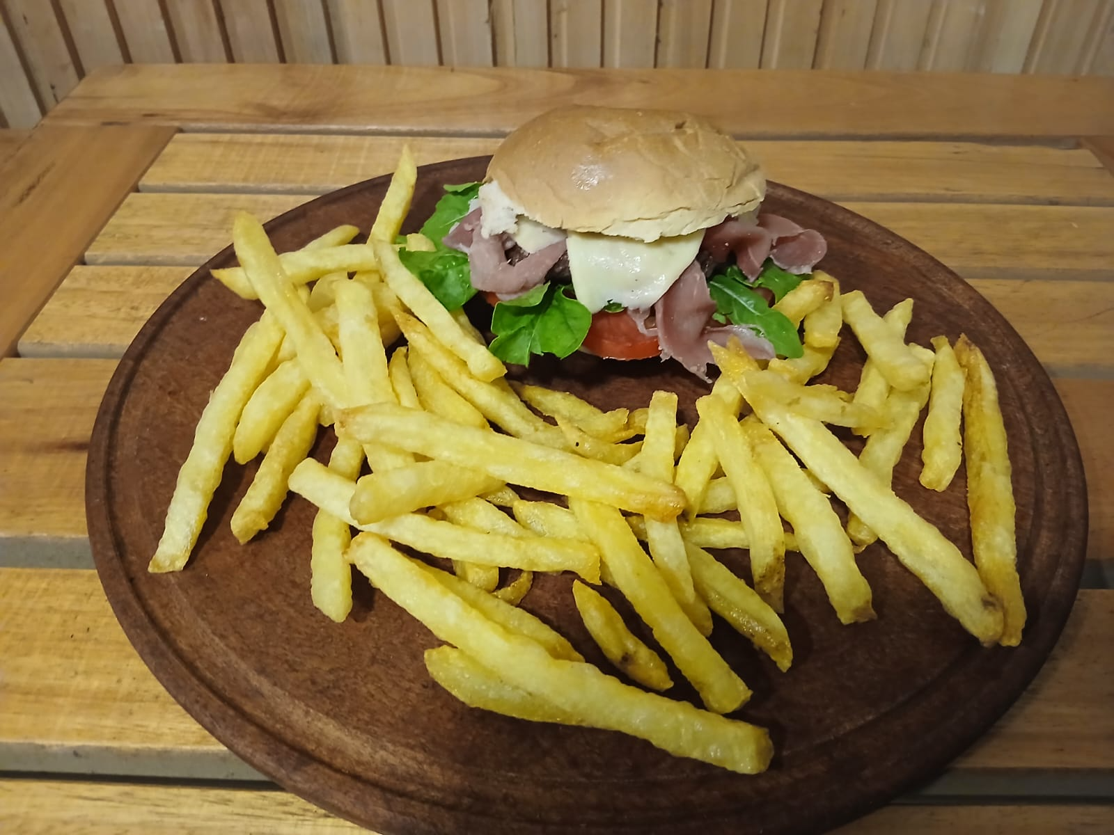 HAMBURGUES CON RÚCULA Y JAMÓN CRUDO