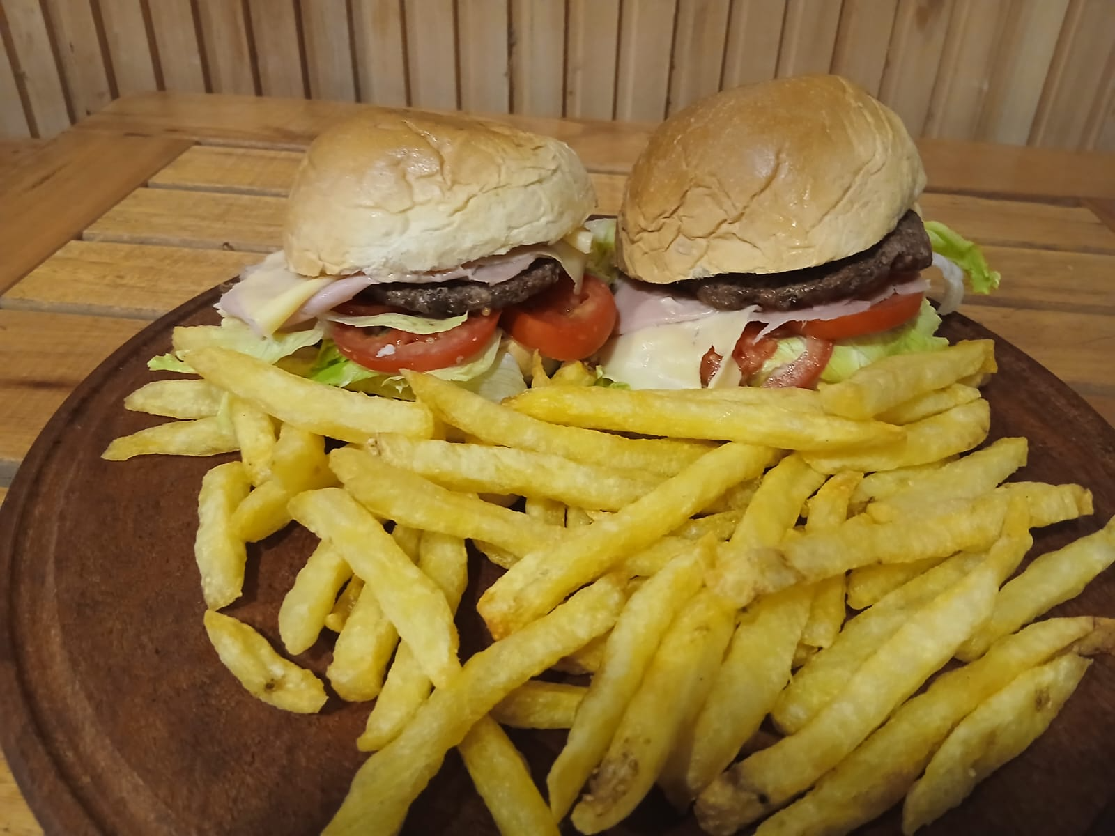 2 HAMBURGUESAS COMPLETAS  + PAPAS FRITAS