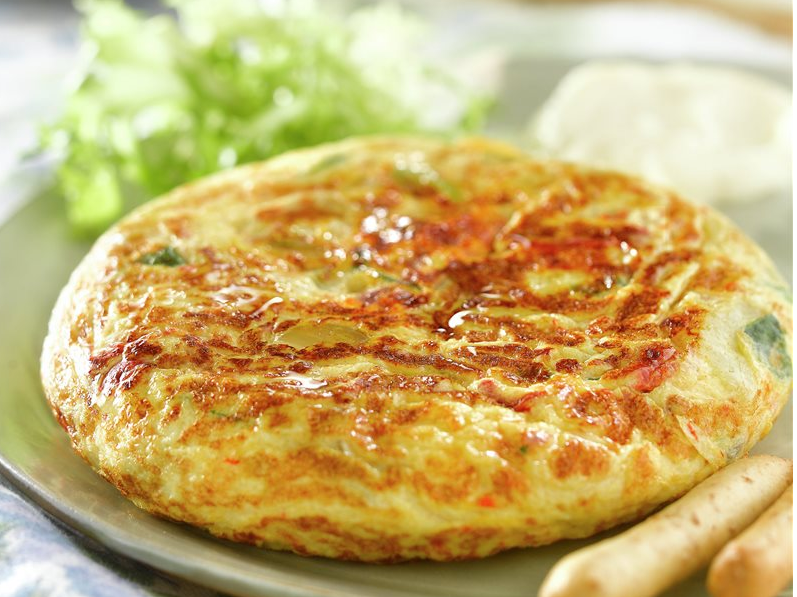 TORTILLA DE PAPA CON ENSALADA