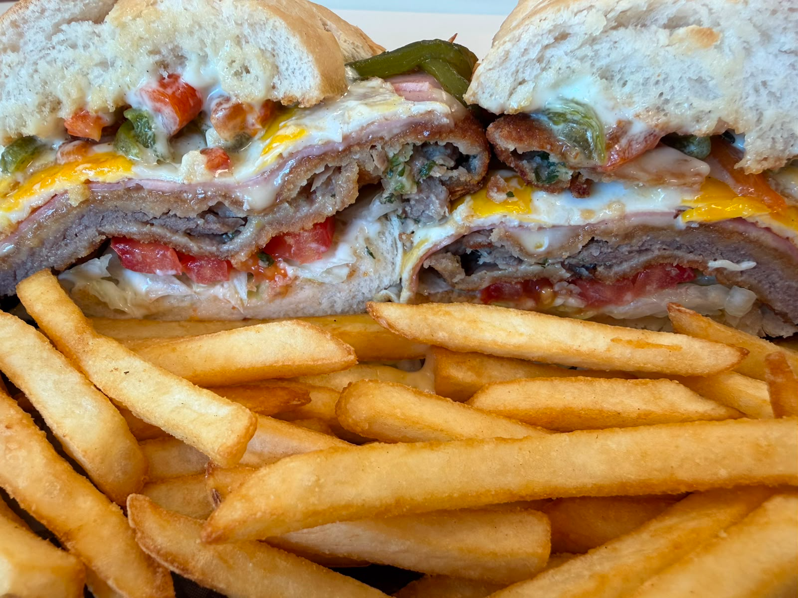 Sándwich de milanesa pan de campo y pimientos asados + cerveza Stella de regalo ✨