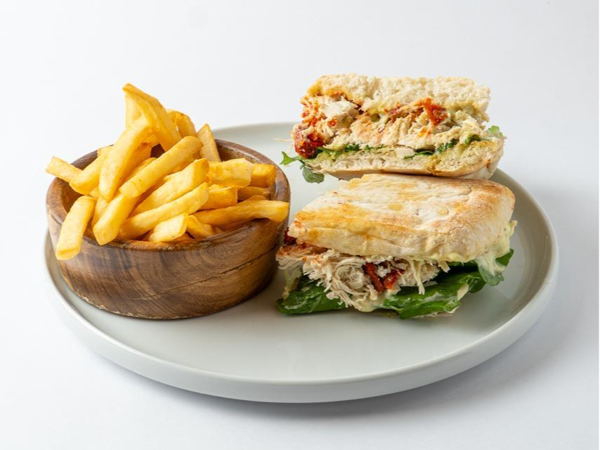 Ciabatta de pan blanco con pollo, rucula y mayo de palta
