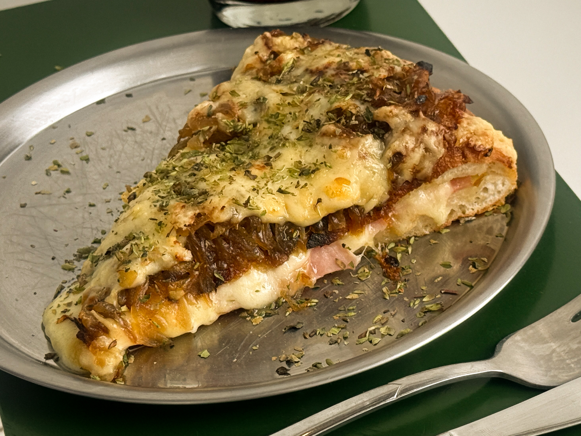 Porcion en combo con bebida de Cru pizza de calle