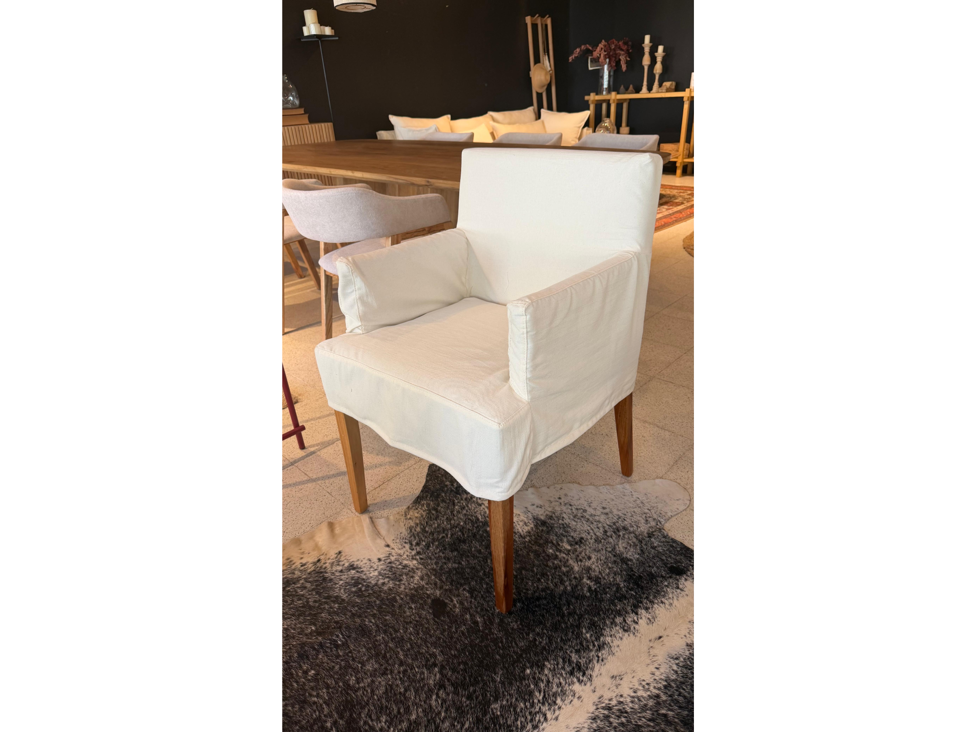 Silla enfundada con apoyabrazos