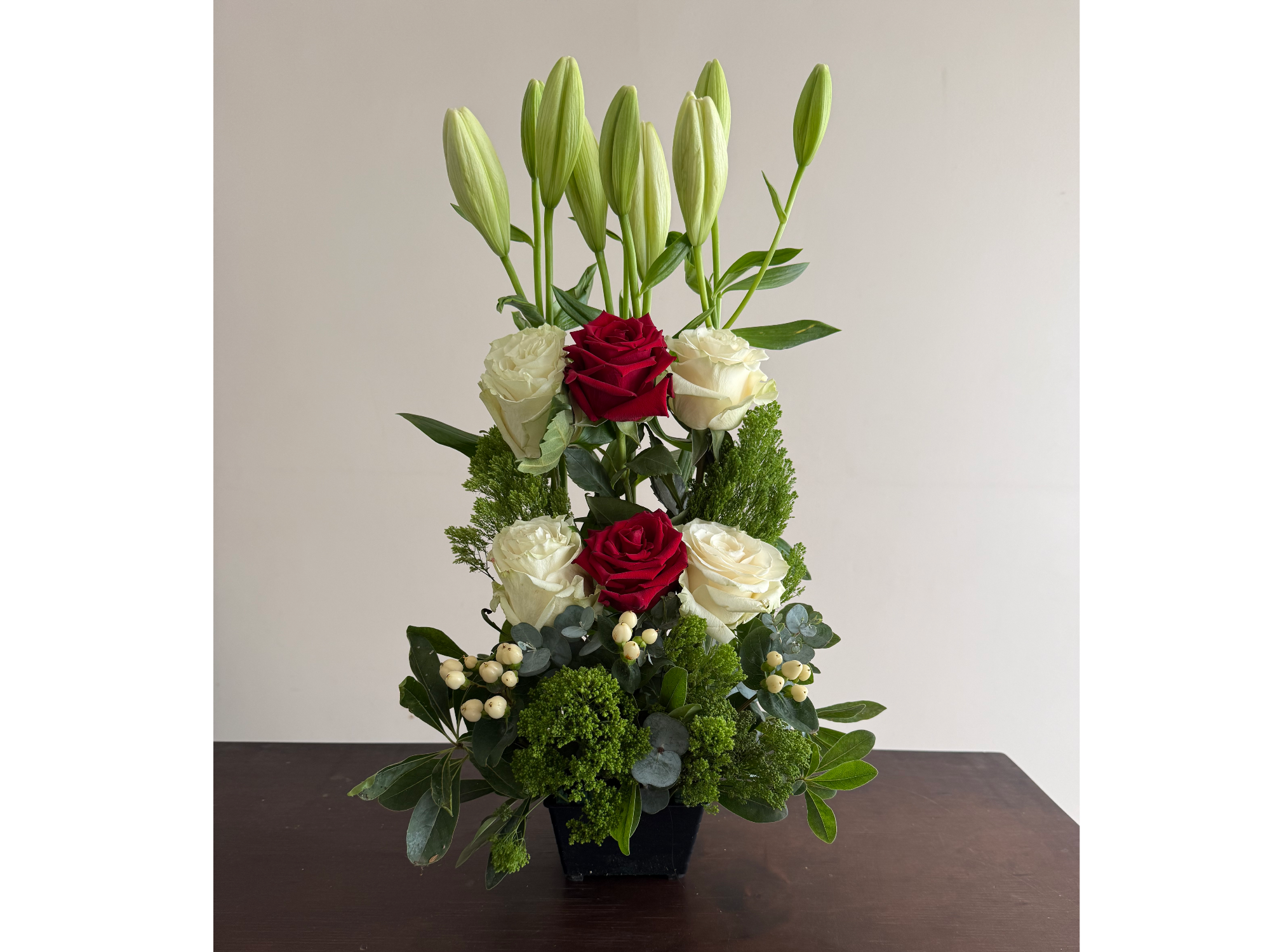 Arreglo vertical con lilium y rosas – línea elegante