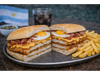Suprema de Pollo con Cheddar, Panceta y Huevo Frito