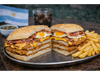 Suprema de Pollo con Cheddar, Panceta y Huevo Frito