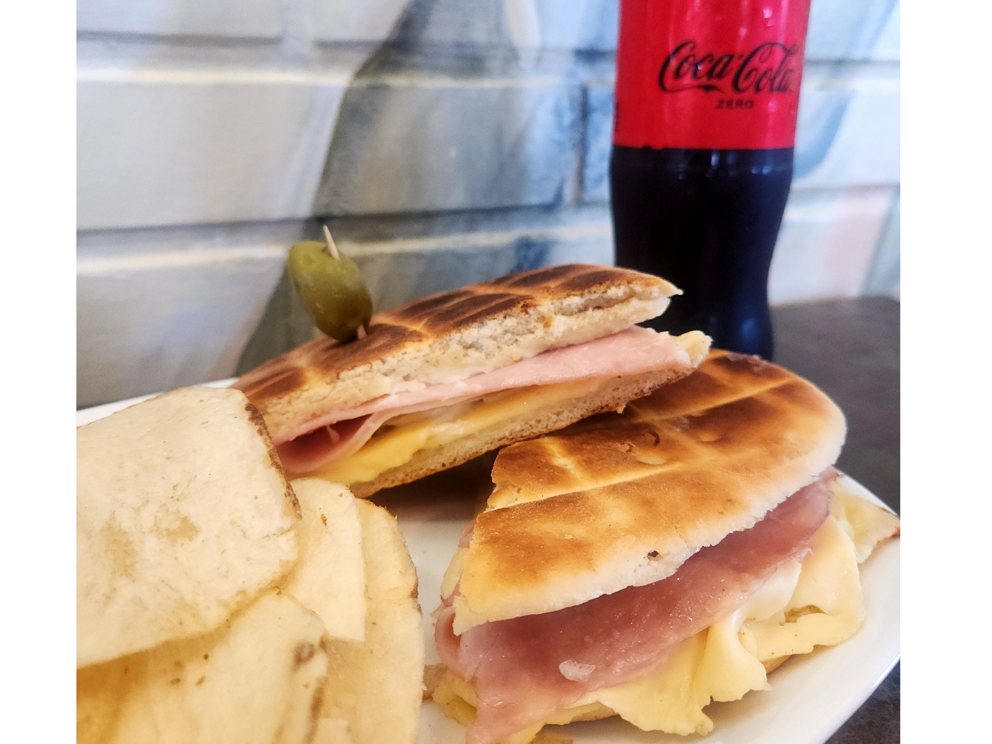 SELLADITO DE JAMON Y QUESO +  GASEOSA