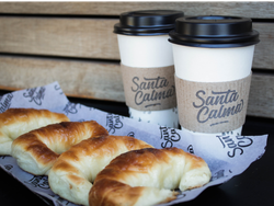 Dos café con medialunas o criollos