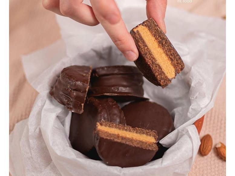 Alfajores con harina de almendra relleno con pasta de Maní.  Vento Fit