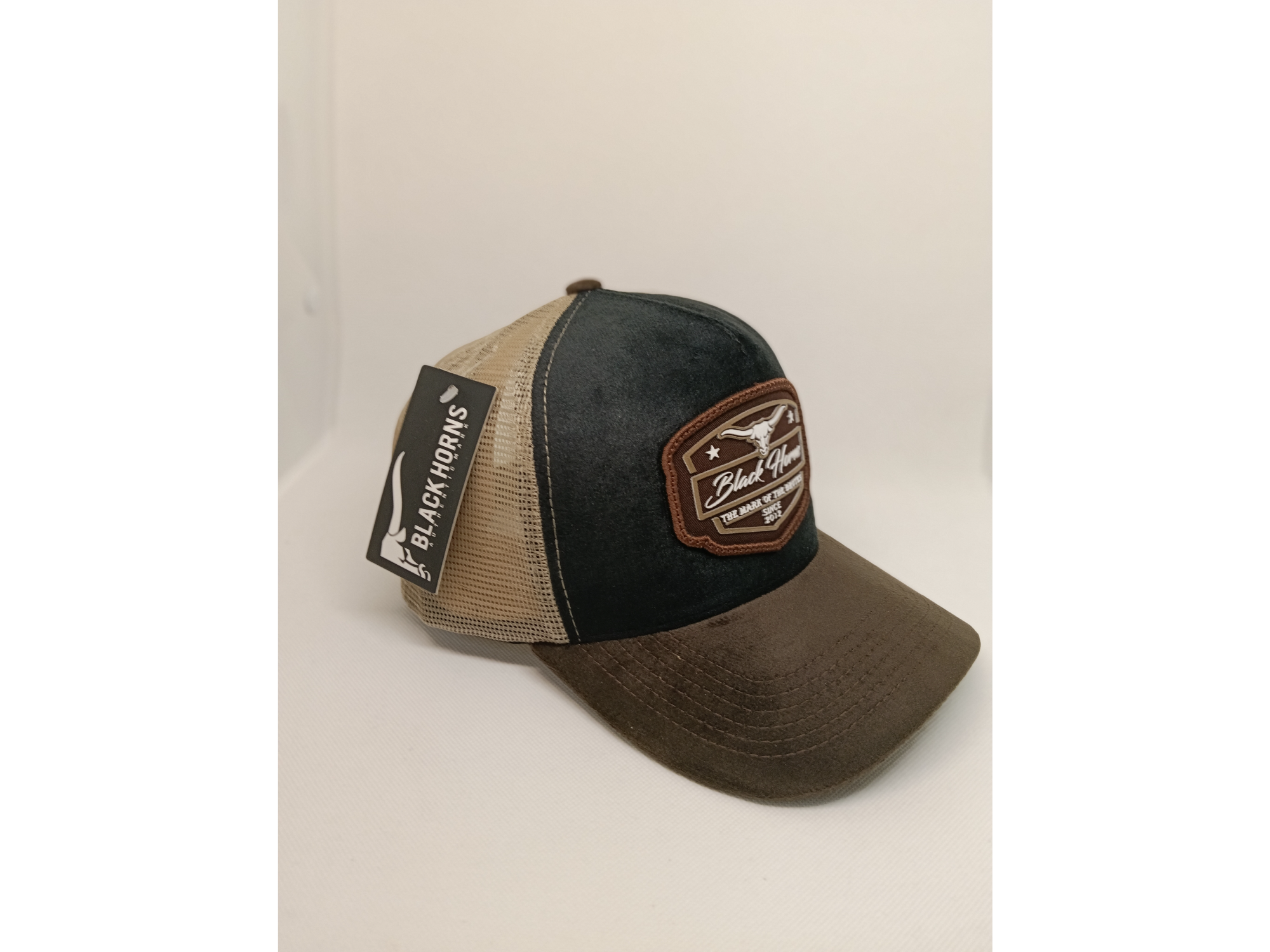 Black Horns (Aterciopelada, frente negro, visera marron, red beige)
