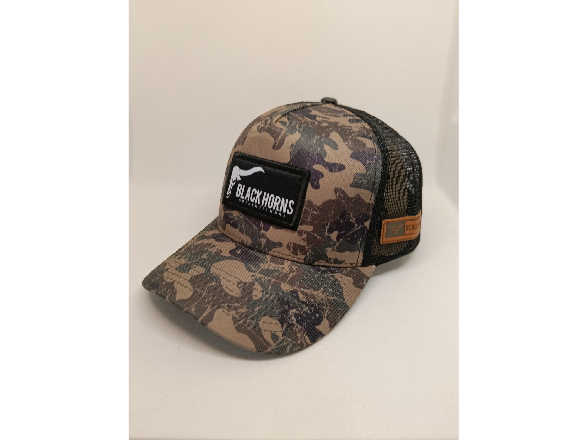 Black Horns (tela gabardina poliéster camuflada en visera y frente, red negra)