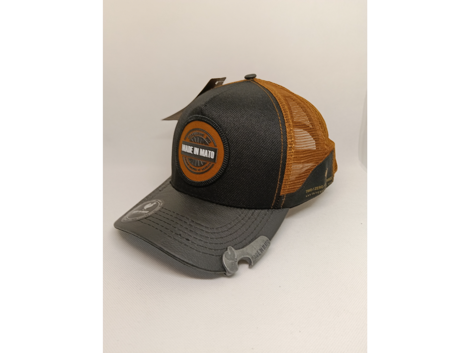 Made In Mato con destapador (frente Gabardina poliester, visera ecocuero negro, red marron)