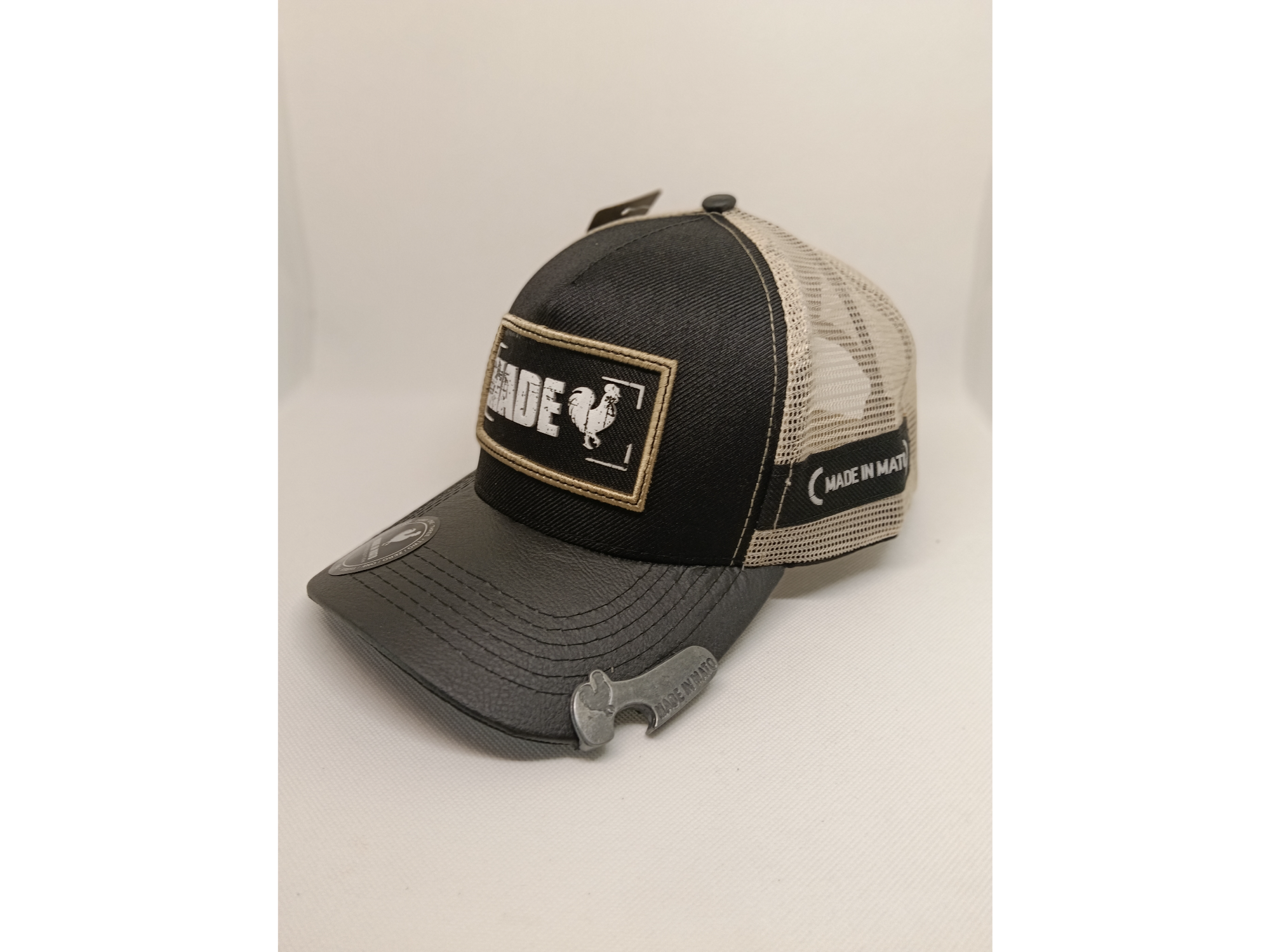 Made In Mato con destapador (frente gabardina poliéster negra, visera ecocuero negro, red baige)