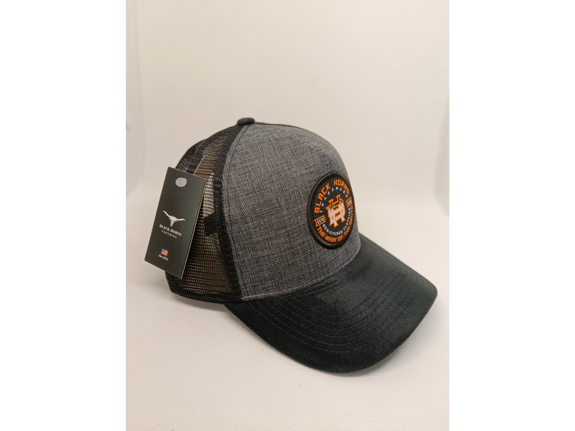 Black Horns (Visera Aterciopelada, frente tipo arpillera gris, red negra)