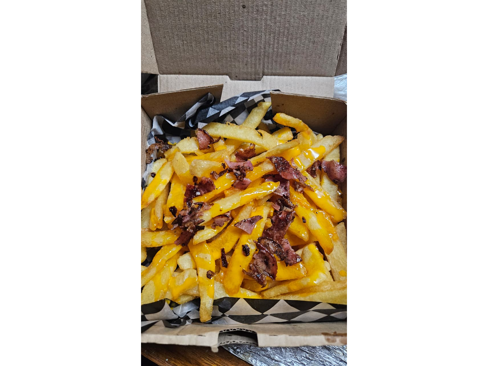 Caja de papas para 4 con panceta y cheddar