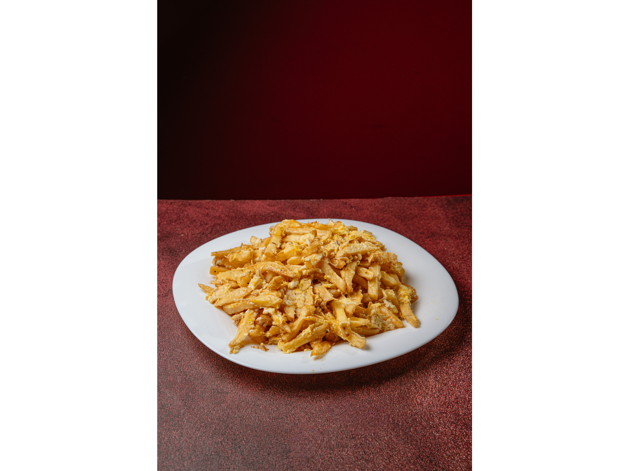 Porción de papas con huevo revuelto