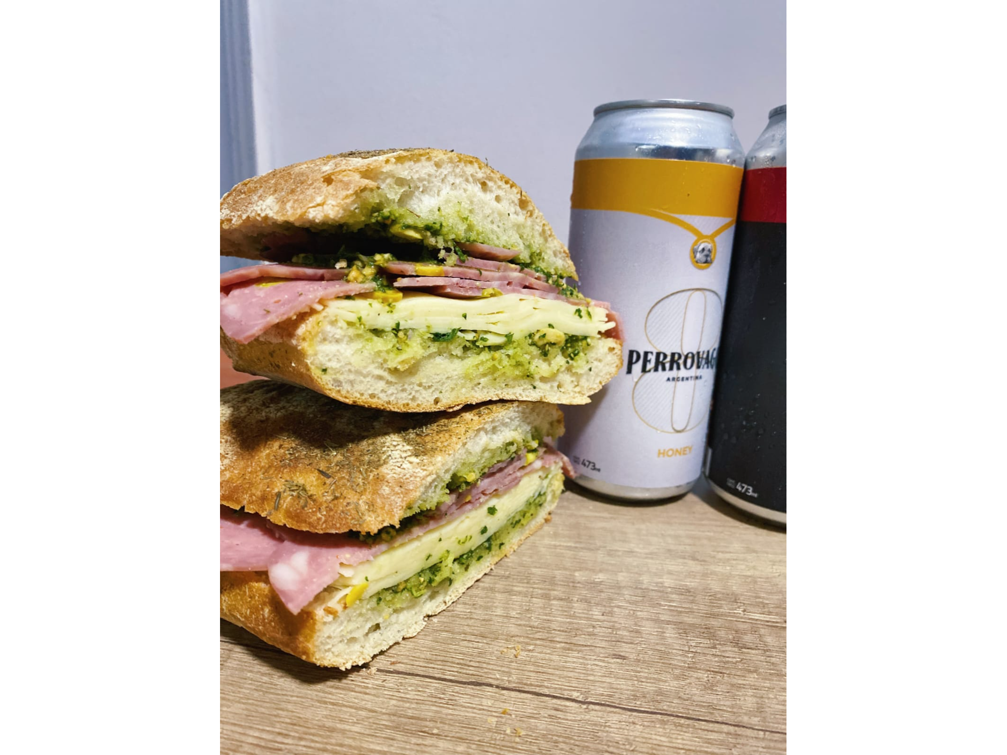 2 sandwichs de Mortadela con Pistacho, muzzarella y pesto de albahaca antes