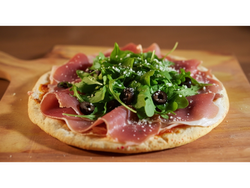 Pizza de mozza con rucula - crudo + parmesano chica - 4 porciones